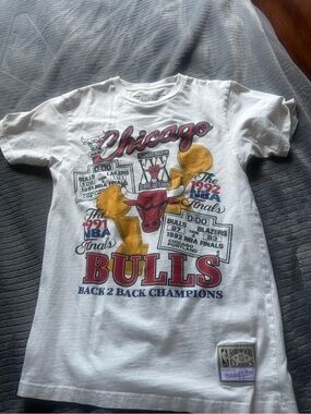 Mitchell & Ness White Chicago Bulls Back 2 Back Champions Tee